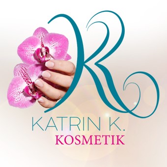 Eine jüngere und ältere Frau sitzen nebeneinander und lächeln in die Kamera